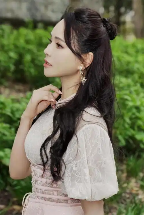 伊能静从出道以来就有着"才女"的称号,不仅能写歌作词,还能写书抒发己