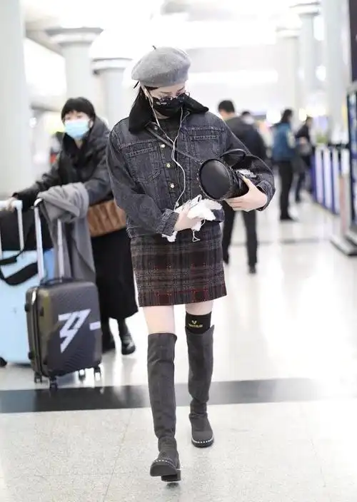 之前,陈小纭现身机场穿牛仔外套搭配一双过膝靴,长腿