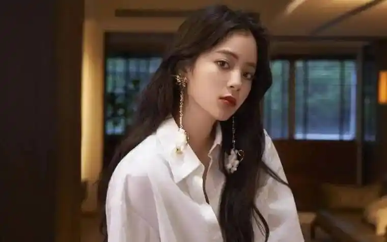 杨颖:娱乐圈流量体质明星,靠颜值和黄晓明成名,曾与陈伟霆有过感情