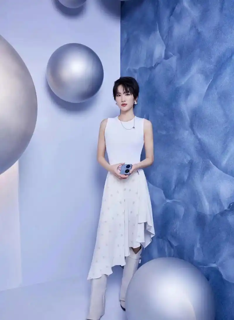 华为二公主姚安娜代言华为pocket,形象干净自然,修长白皙,展现出独特