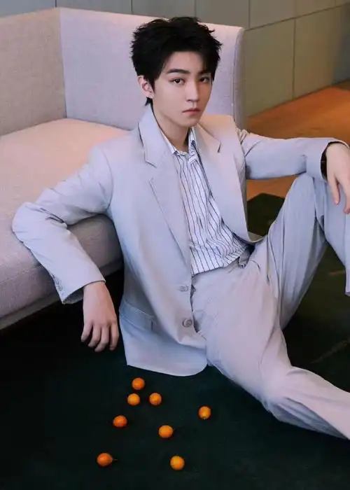 狗仔曝w姓男顶流上海密会女友,王俊凯被扒,多处细节对上|王源|自拍