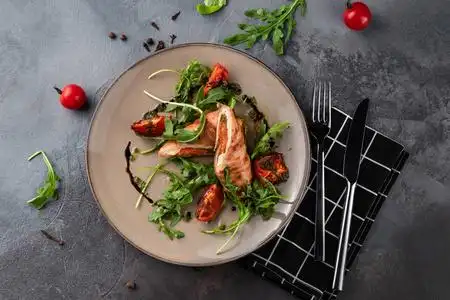 餐厅菜绿色红色以乡村风格的灰色水泥为背景的美丽菜肴,餐厅的米色