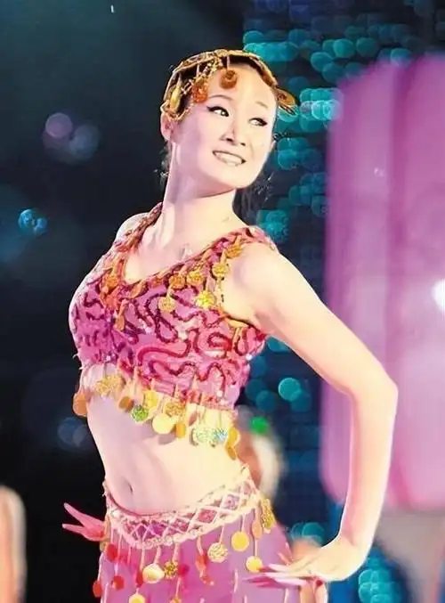 40岁的"王小蒙"脱离赵本山16年后,竟在舞蹈界闪闪发光