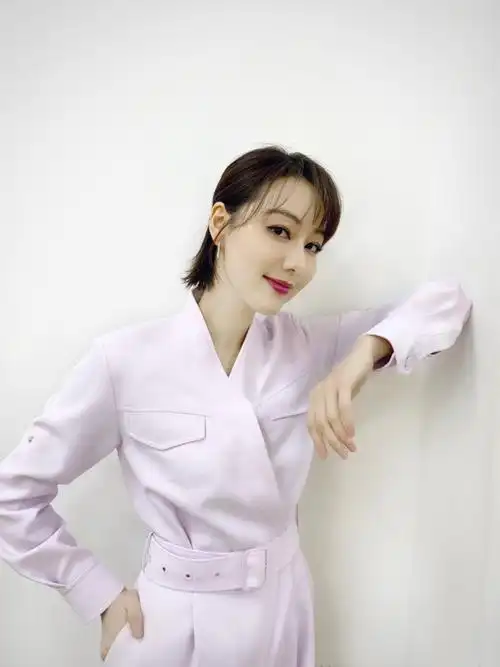 央视主持王冠单身真可惜,穿真空连体裤腰细腿长,这身材央视女主持里