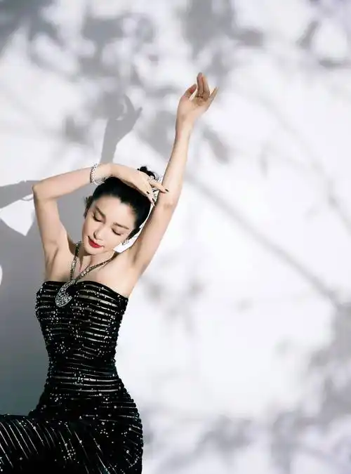 李冰冰身穿一袭黑色缀钻古董礼裙拍大片,珠光宝气优雅高贵_照片_写真