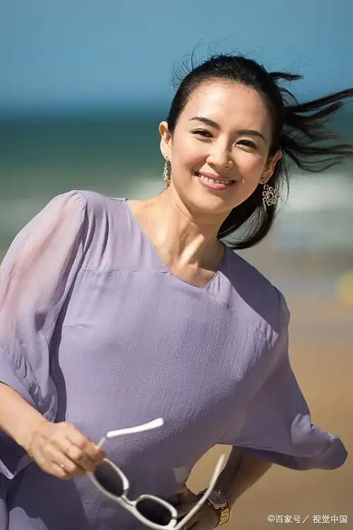 章子怡宣告复出后,休闲装配保温杯急匆匆赶场,今晚亮相上影红毯