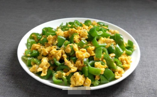 青椒爽口,鸡蛋滑嫩,好吃又下饭|青椒|炒蛋|尖椒_新浪新闻