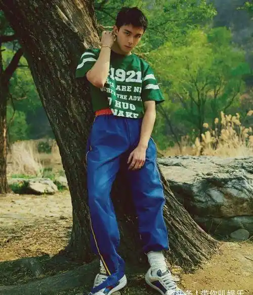 吴磊居然也被《风度》拍了!腿毛旺盛最男人的一面被扒了!