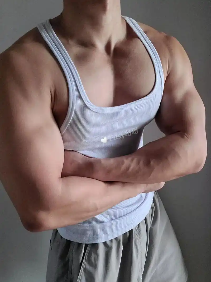 肌肉男 白背心=有容乃大.#氛围感 #禁欲系 #背心穿搭 # - 抖音
