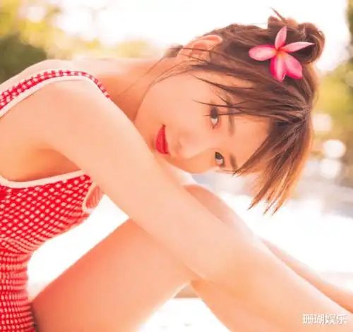 毛晓彤复古红色泳装写真,俏皮造型甜美可爱,这是18岁的模样吧?