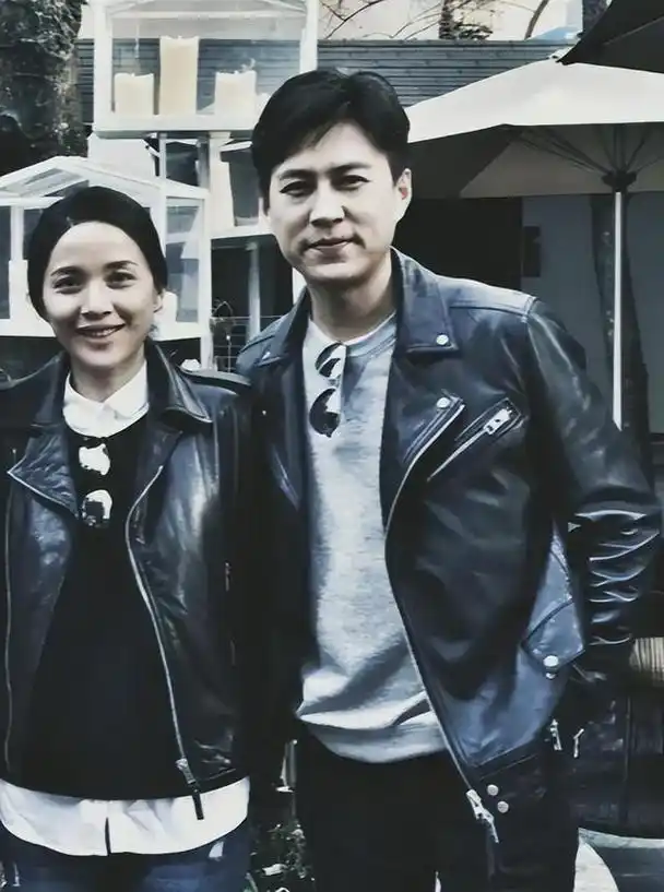 靳东参加两会他身份好厉害穿蓝色西装帅气儒雅领导范儿十足