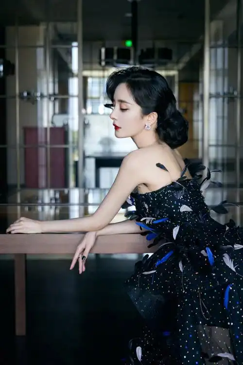 杨幂羽毛流光裙性感写真图片_杨幂时尚芭莎慈善夜性感图片_三千图片网