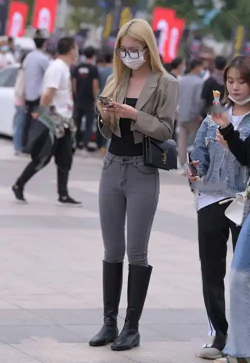 长筒靴可能会是很多高个子女生的最爱,它不仅在寒冷的春季能够保暖