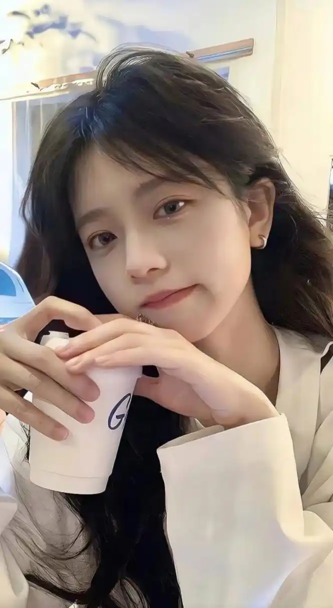 1:刘昊然抽烟抽得挺凶的,尤其跟女友在一起时,周围经常都是烟雾缭绕