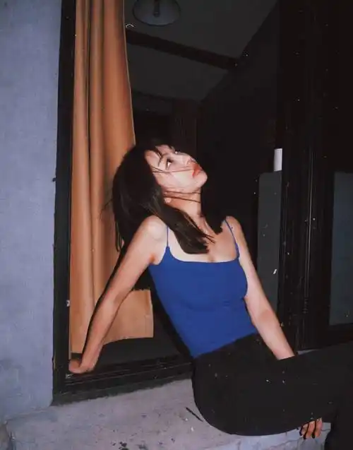 李菲儿以前就曾拍摄过多组靓丽写真,她长相成熟妩媚