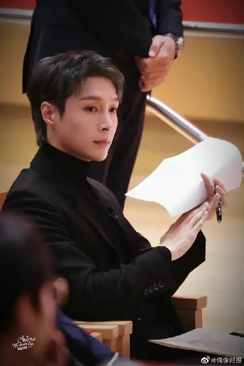 张艺兴哈佛专场分享会饭拍#张艺兴哈佛专场分享会饭拍,黑发西装孕型