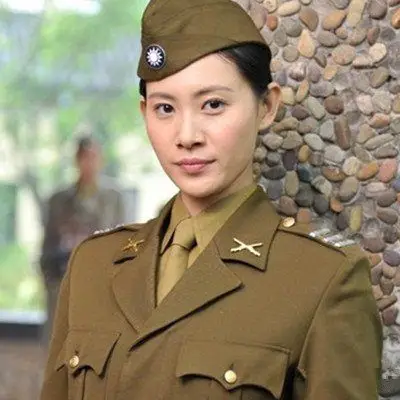 《黎明前的抉择》讲述了中国解放前期,一对孪生姐妹(斓曦饰)在战火中