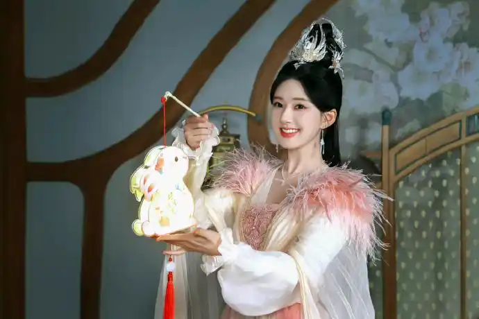 赵露思神隐元宵节三宫格剧照##赵露思神隐元宵节花灯剧照