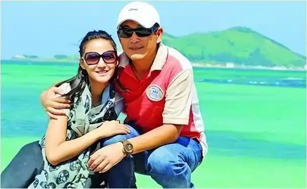 他果断地向张歆艺公开了恋情,并立即向李健坦白实情,迅速办理了离婚