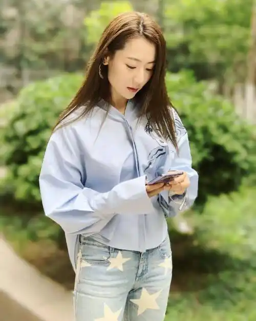 原创白冰穿得飒极了夏日高筒靴搭配超短裤出人意料气场全开