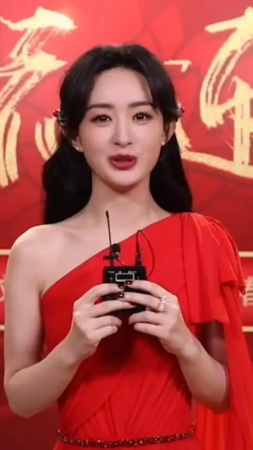 赵丽颖 2023央视春晚造型新鲜出炉,今晚赵丽颖有两个节目开场和冻唱