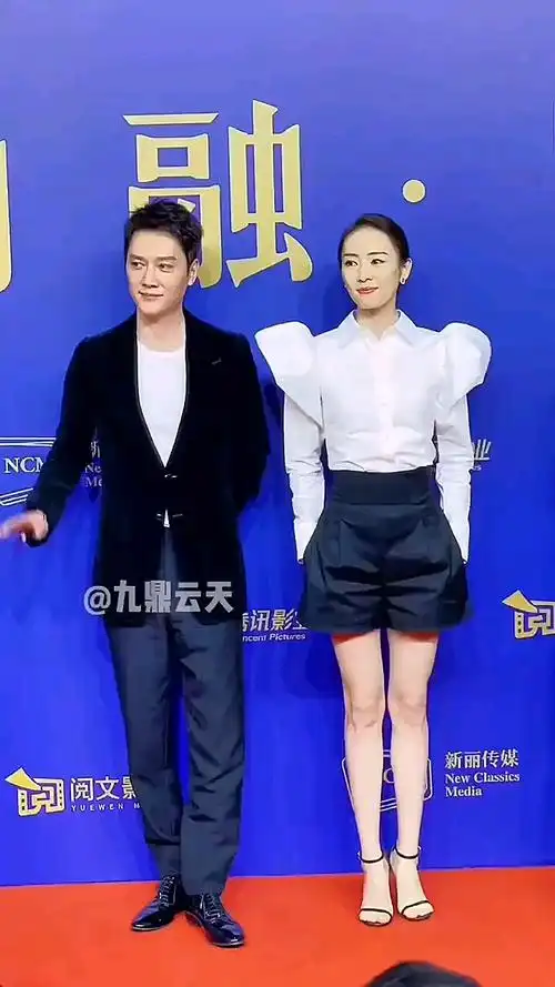 和童瑶一起出席活动,最后童瑶跨一步远离冯绍峰,这是