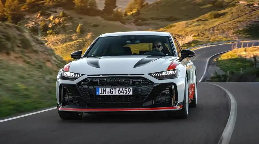 奥迪rs6avantgt全球首发这是台33秒破百的限量旅行车