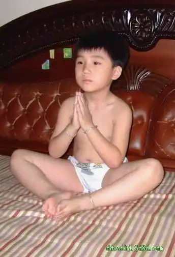 大家给我几张小男孩(9岁～14岁)的光脚图片吧!