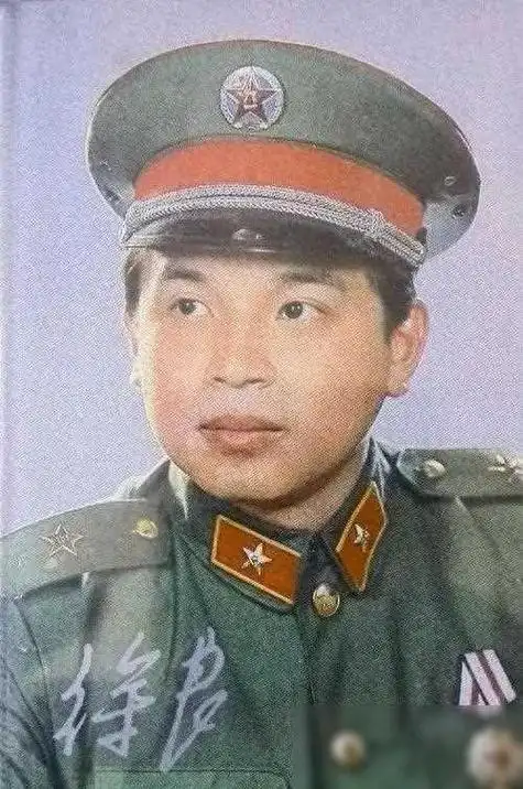 1985年,他从音乐学院辍学,投身到对越自卫反击战中.