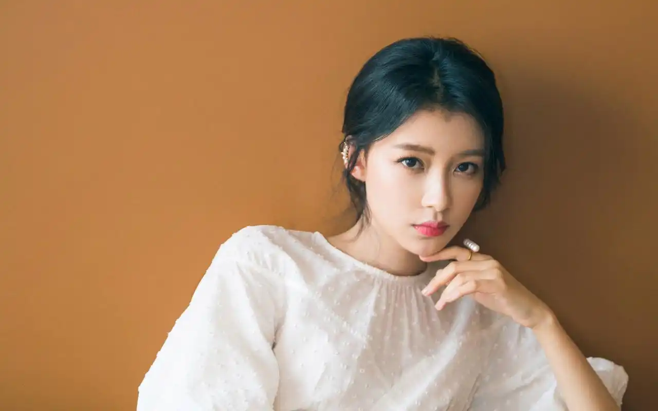 孙怡古雅性感图片桌面壁纸