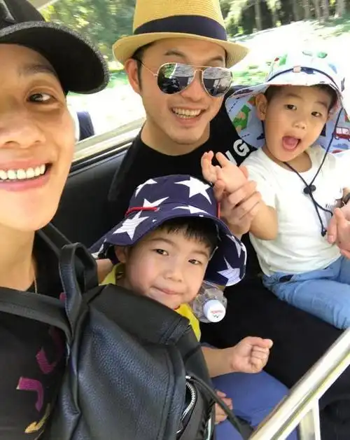 沙溢全家四口出游不化妆大肚腩网友娱乐圈最真实的一家