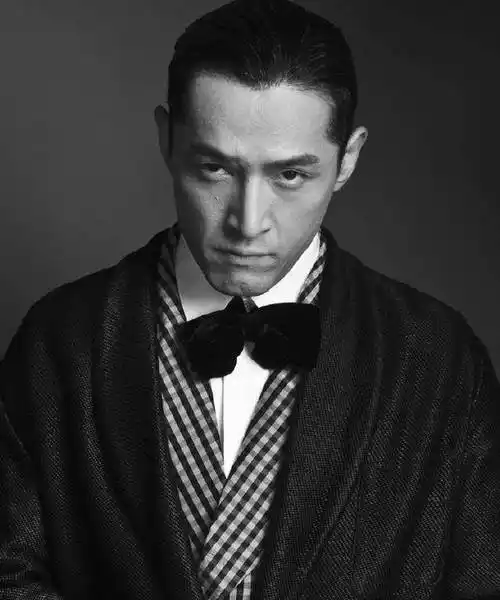 胡歌这组黑白照man爆了这才是完美男人!_硬汉_街道_画面