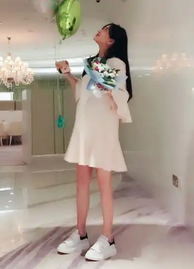 姚晨孕照姚晨孕期照,遮住肚子完全看不出怀孕.