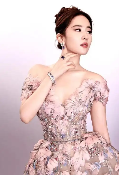 刘亦菲被宝格丽宠上天!穿高定出场美成迪士尼公主,旺夫脸太牛了