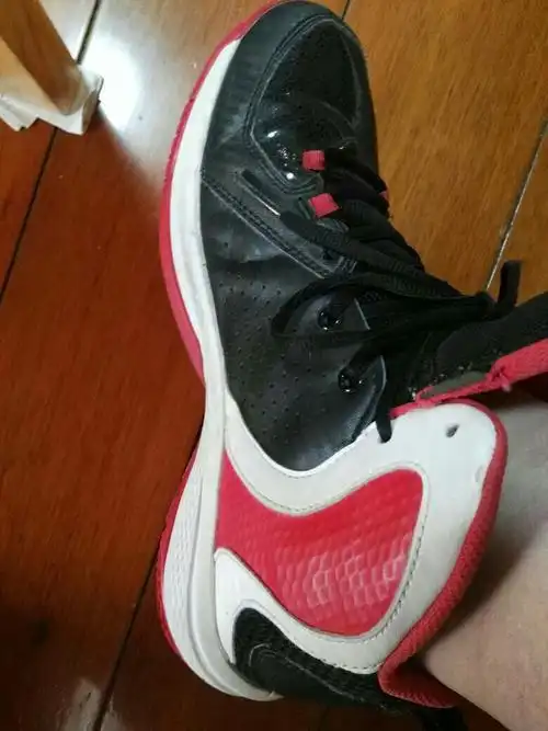 像这样天天穿篮球鞋,穿船袜脚会臭吗?