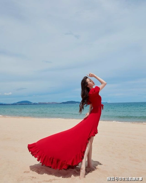 在沙滩上,刘诗诗赤脚拍照,谁注意到她的腿?