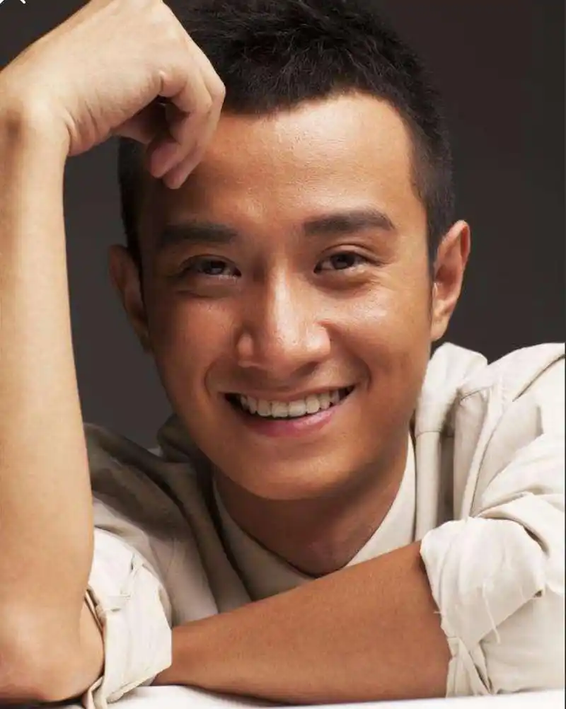 文章终于换发型了,一头小卷发是要在2018从头开始吗