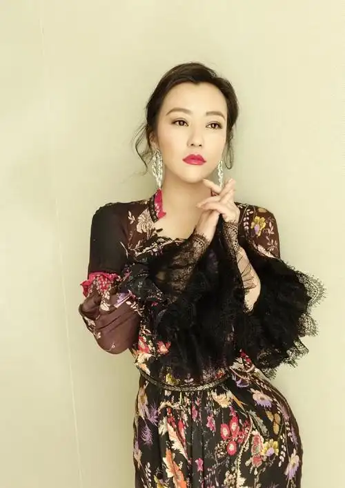 郝蕾这身裙装有点土但是穿她身上却仍然有一种前卫时尚感