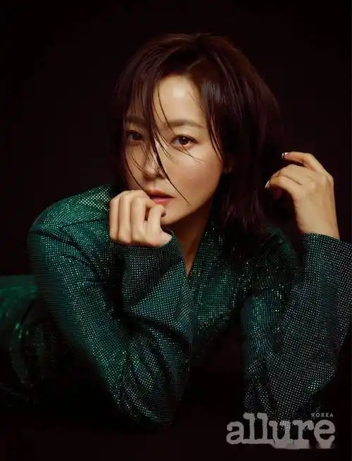 韩国女星金喜善allure杂志封面大片女王气场强大