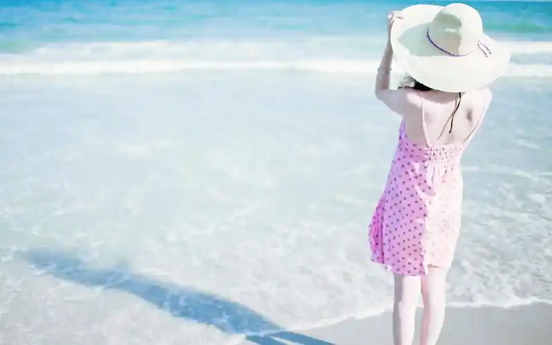 女生一个人看海唯美背影图片640x1136分辨率查看