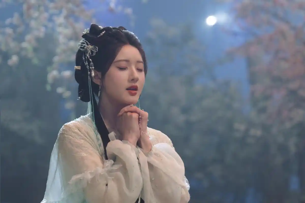 赵露思的古装剧照惊艳亮相,梳少女发髻尽显娇俏,穿薄纱古装更显柔美.