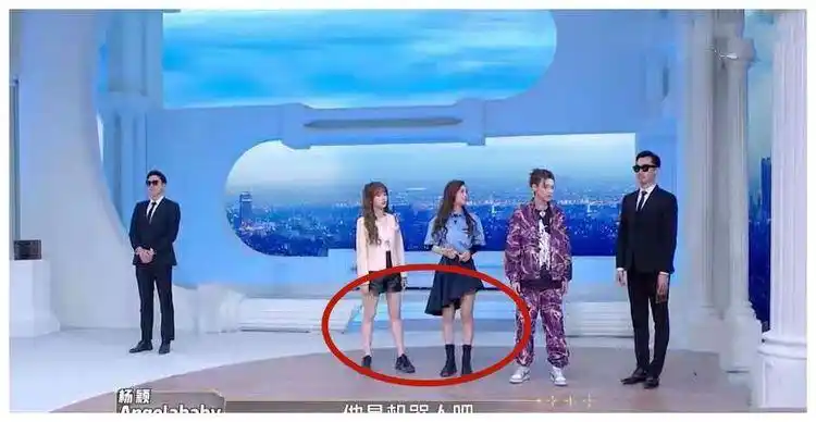 虞书欣和baby同框录制节目,肤色差成亮点,虞书欣冷白皮优越!
