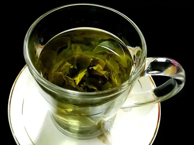 为了给自己提神,总得泡一杯浓茶,慢悠悠地开始新一天的生活.