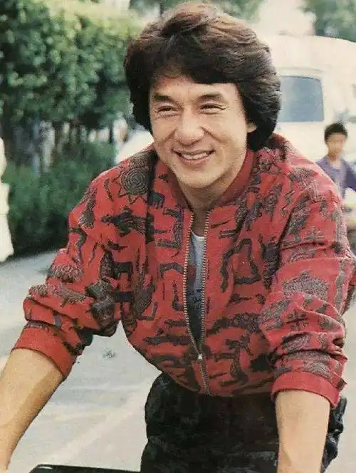 8岁成龙个人资料简介:功夫巨星是如何炼成的?"