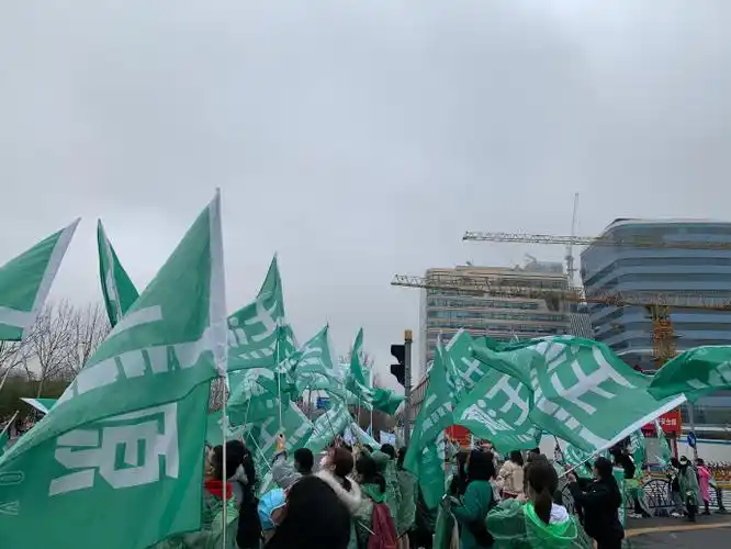 王源超话#王源微博之夜#大旗摇起来真滴太好看啦