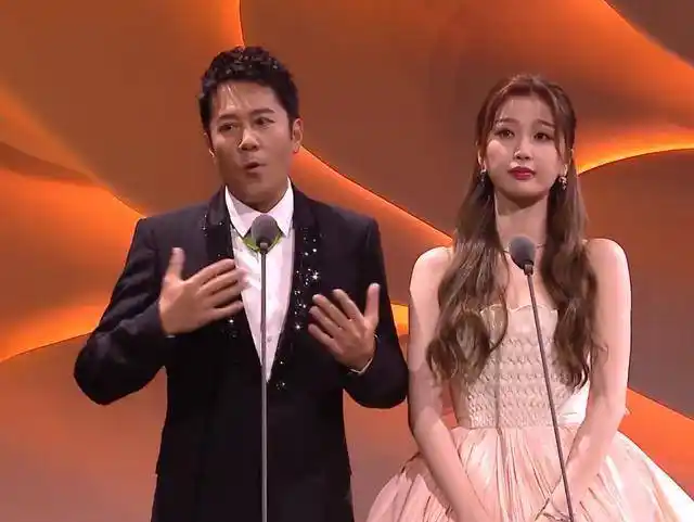 金鹰颁奖礼高清镜头下的明星:宋茜脸上现奇怪凹痕,李易峰微发福_状态