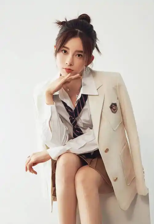 时尚博主分享赵樱子写真,穿粉红色丝绒吊带裙,妩媚性感体现出来_爱情