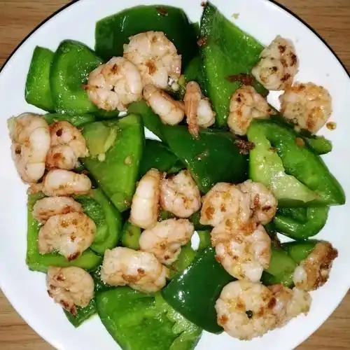 青椒炒虾仁～ 1*鲜虾去头去虾线,洗干净,挤掉水 2*青椒洗净去蒂切块