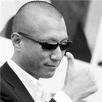 举大拇指光头孙红雷头像