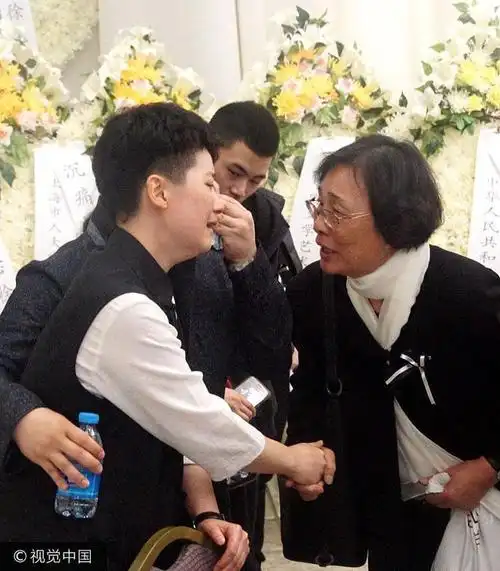 张宇峰悲伤2017年4月25日,上海,徐玉兰追悼会在沪举办.